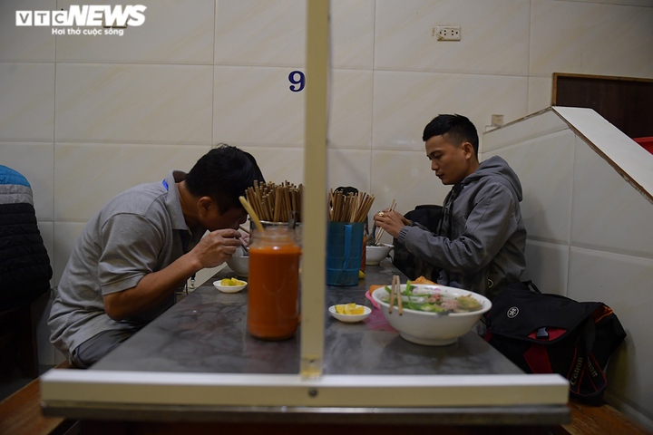 Độc đáo vách ngăn phòng, chống dịch COVID-19 ở các quán ăn Hà Nội - 9