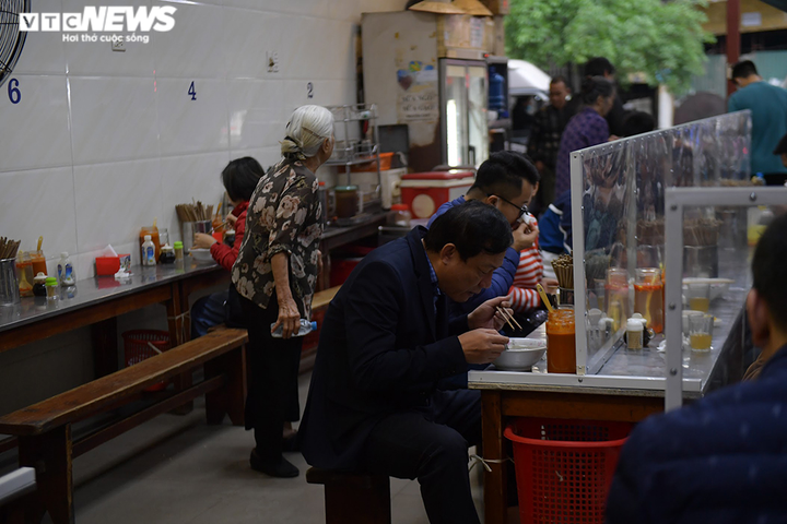 Độc đáo vách ngăn phòng, chống dịch COVID-19 ở các quán ăn Hà Nội - 8