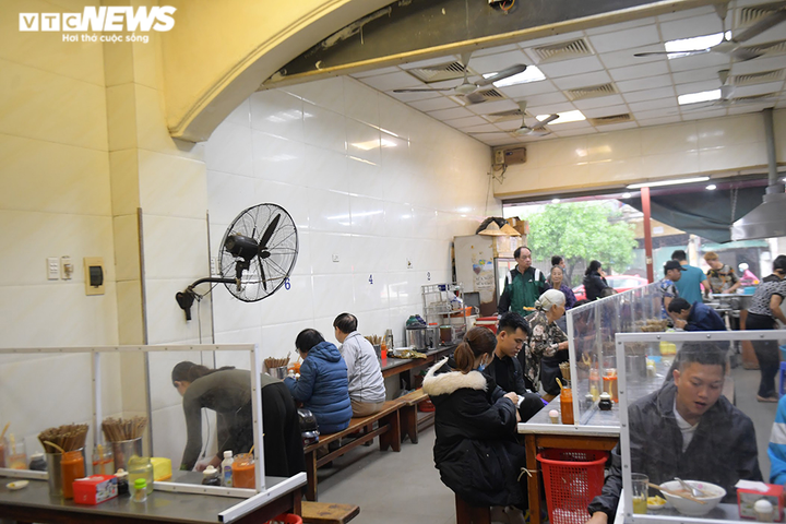 Độc đáo vách ngăn phòng, chống dịch COVID-19 ở các quán ăn Hà Nội - 6