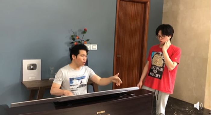 Video: 'Ông hoàng nhạc đỏ' Trọng Tấn dạy con trai luyện thanh buổi đầu tiên - 1