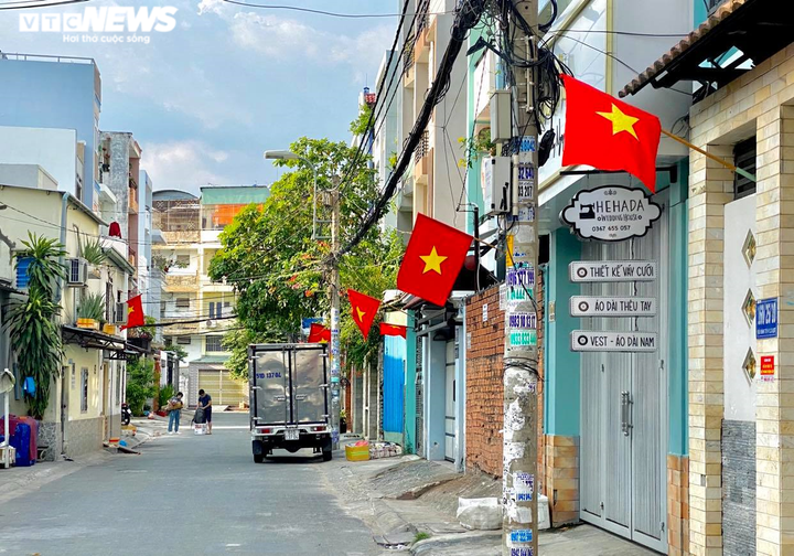 Đường phố Hà Nội, TP.HCM rực rỡ cờ hoa mừng 45 năm Ngày Giải phóng miền Nam - 13