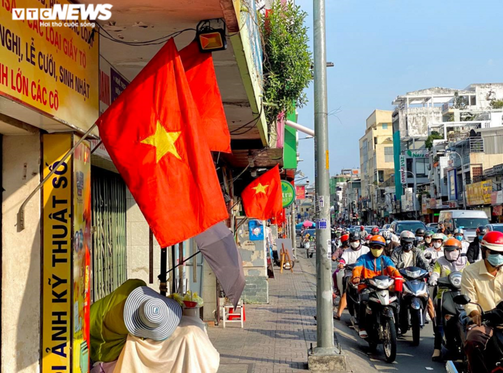 Đường phố Hà Nội, TP.HCM rực rỡ cờ hoa mừng 45 năm Ngày Giải phóng miền Nam - 12