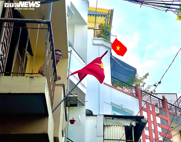 Đường phố Hà Nội, TP.HCM rực rỡ cờ hoa mừng 45 năm Ngày Giải phóng miền Nam - 11