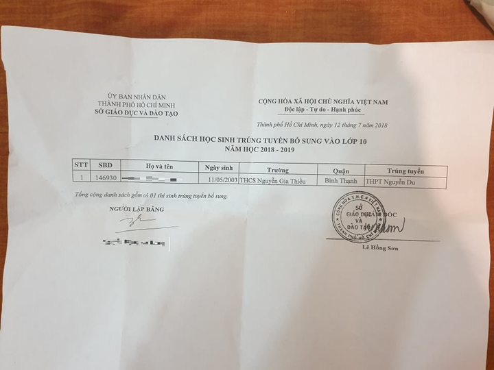 Giám đốc Sở GD&ĐT TP.HCM ký giấy trúng tuyển cho học sinh thiếu 7,75 điểm - 1