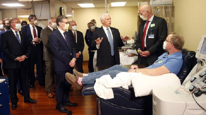 Không đeo khẩu trang thăm cơ sở y tế, Phó Tổng thống Mỹ bị chỉ trích - 1