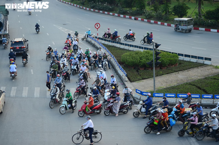 Đường phố Hà Nội đông 'nghẹt thở' trước ngày nghỉ lễ 30/4 - 8