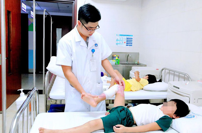 Tự mua thuốc sát trùng vết bỏng, bé trai bị hoại tử chân - 1
