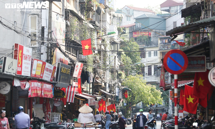 Đường phố Hà Nội, TP.HCM rực rỡ cờ hoa mừng 45 năm Ngày Giải phóng miền Nam - 5