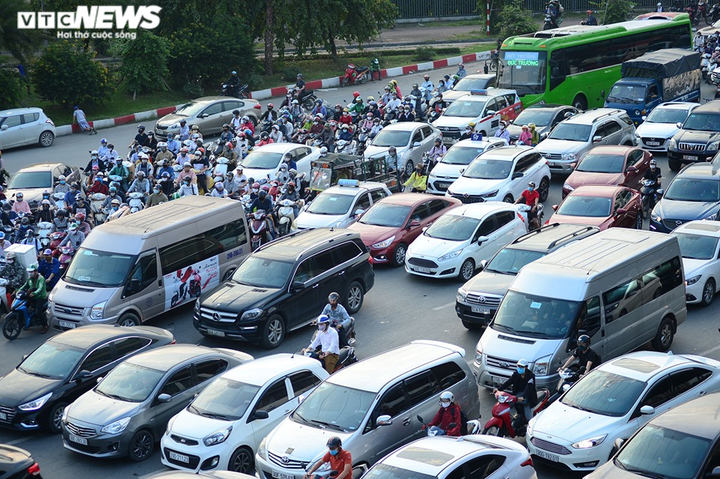 Đường phố Hà Nội đông 'nghẹt thở' trước ngày nghỉ lễ 30/4 - 7