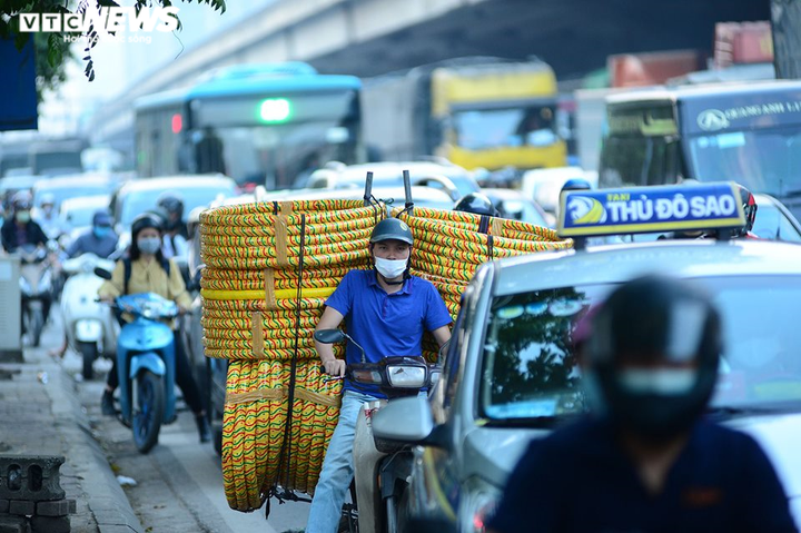 Đường phố Hà Nội đông 'nghẹt thở' trước ngày nghỉ lễ 30/4 - 5
