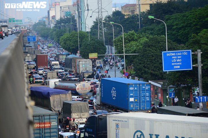 Đường phố Hà Nội đông 'nghẹt thở' trước ngày nghỉ lễ 30/4 - 3