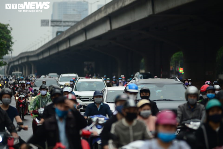 Đường phố Hà Nội đông 'nghẹt thở' trước ngày nghỉ lễ 30/4 - 6
