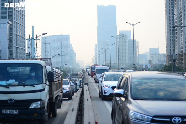 Đường phố Hà Nội đông 'nghẹt thở' trước ngày nghỉ lễ 30/4 - 2