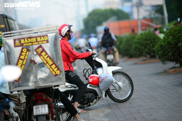 Đường phố Hà Nội đông 'nghẹt thở' trước ngày nghỉ lễ 30/4 - 4