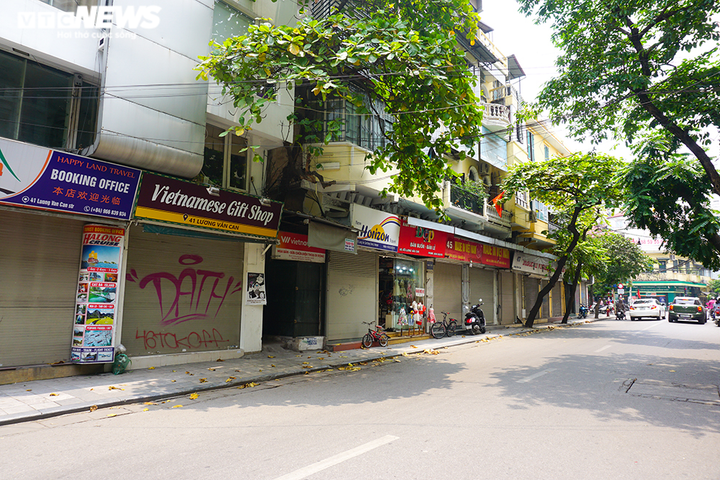 Một tuần sau khi hết cách ly, cả dãy phố ở Hà Nội vẫn không buồn mở cửa - 9