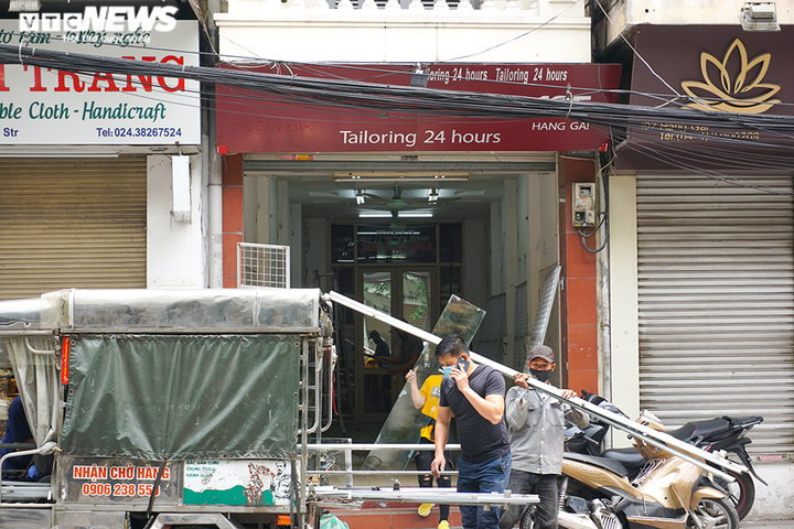 Một tuần sau khi hết cách ly, cả dãy phố ở Hà Nội vẫn không buồn mở cửa - 8
