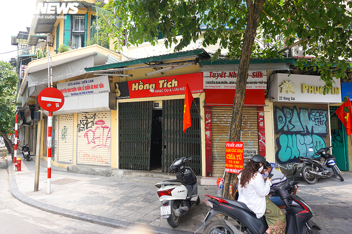Một tuần sau khi hết cách ly, cả dãy phố ở Hà Nội vẫn không buồn mở cửa - 3