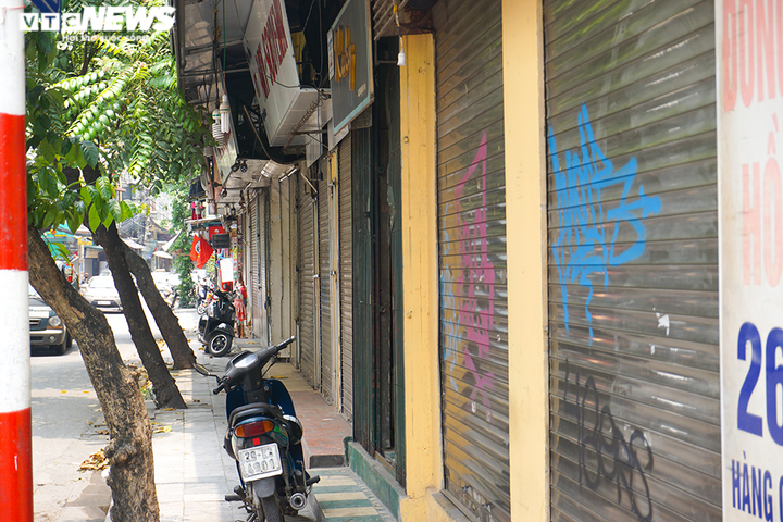 Một tuần sau khi hết cách ly, cả dãy phố ở Hà Nội vẫn không buồn mở cửa - 10