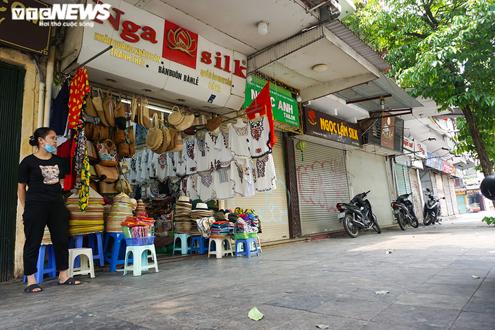 Một tuần sau khi hết cách ly, cả dãy phố ở Hà Nội vẫn không buồn mở cửa - 4