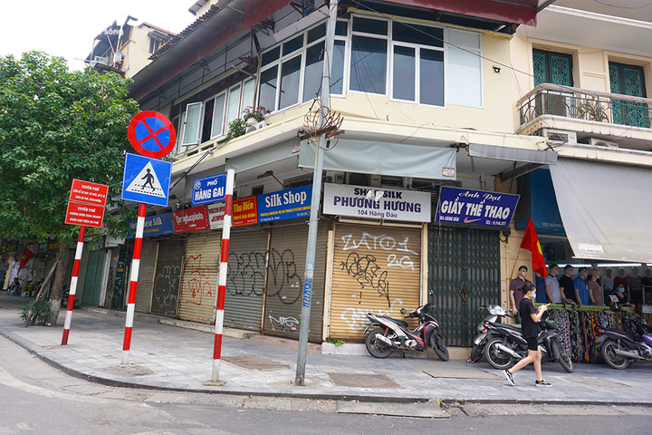 Một tuần sau khi hết cách ly, cả dãy phố ở Hà Nội vẫn không buồn mở cửa - 1