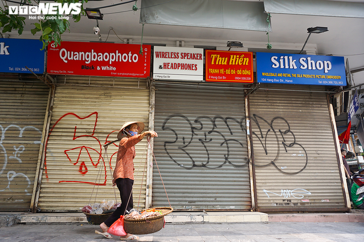 Một tuần sau khi hết cách ly, cả dãy phố ở Hà Nội vẫn không buồn mở cửa - 2
