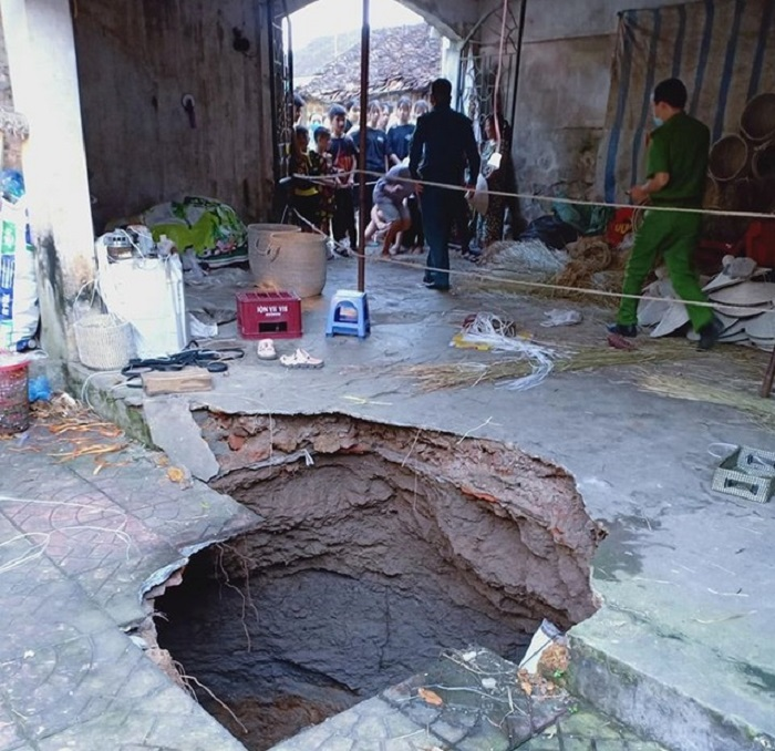 'Hố tử thần' nuốt chửng cột nhà, 6 người may mắn thoát nạn - 1