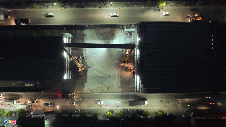 Công nhân xuyên đêm lắp đặt dầm thép khổng lồ hợp long cầu cạn đường vành đai 3 - 10