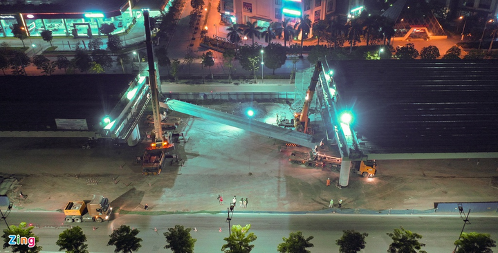 Công nhân xuyên đêm lắp đặt dầm thép khổng lồ hợp long cầu cạn đường vành đai 3 - 1