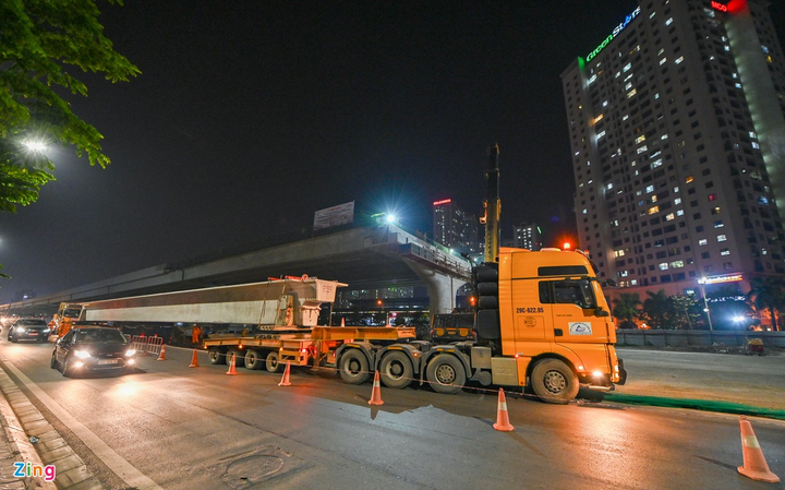 Công nhân xuyên đêm lắp đặt dầm thép khổng lồ hợp long cầu cạn đường vành đai 3 - 2