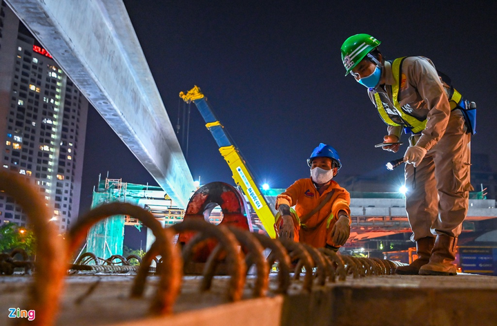 Công nhân xuyên đêm lắp đặt dầm thép khổng lồ hợp long cầu cạn đường vành đai 3 - 4