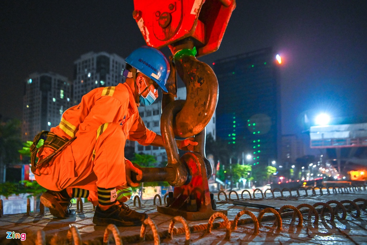 Công nhân xuyên đêm lắp đặt dầm thép khổng lồ hợp long cầu cạn đường vành đai 3 - 5