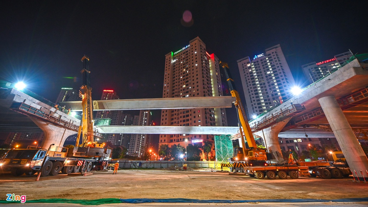 Công nhân xuyên đêm lắp đặt dầm thép khổng lồ hợp long cầu cạn đường vành đai 3 - 6
