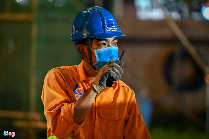 Công nhân xuyên đêm lắp đặt dầm thép khổng lồ hợp long cầu cạn đường vành đai 3 - 7