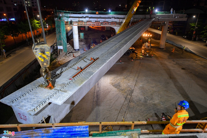 Công nhân xuyên đêm lắp đặt dầm thép khổng lồ hợp long cầu cạn đường vành đai 3 - 8