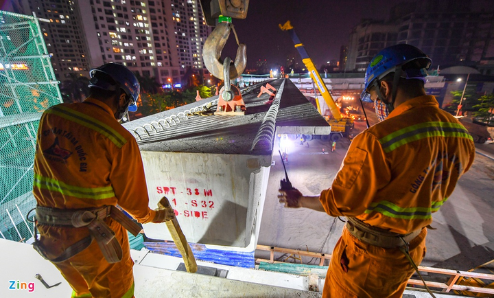 Công nhân xuyên đêm lắp đặt dầm thép khổng lồ hợp long cầu cạn đường vành đai 3 - 9