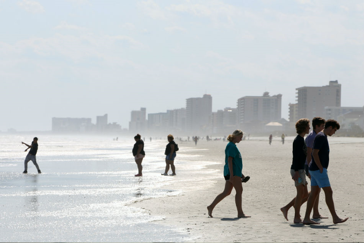 Đại dịch COVID-19 ngày 29/4: Mỹ vượt qua giai đoạn tồi tệ nhất - 1