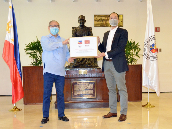 Tỷ phú Johnathan Hạnh Nguyễn quyên góp 750.000 khẩu trang cho Philippines - 1