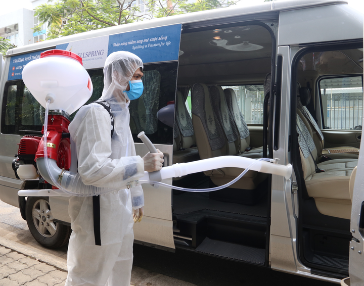 Trường học chia ca, lắp vách ngăn đảm bảo giãn cách khi học sinh quay lại trường - 3