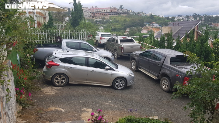 Du khách nườm nượp đổ về phố núi Đà Lạt sau đợt cao điểm phòng dịch COVID-19 - 6