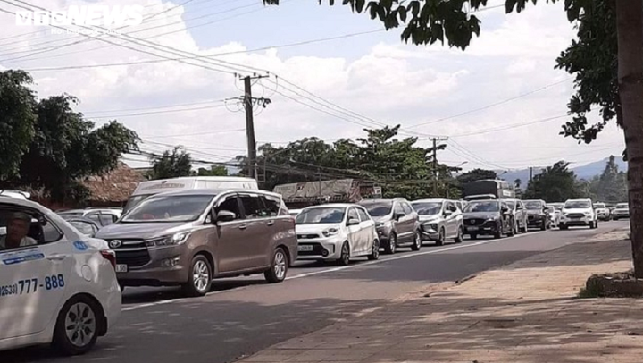Hàng trăm ô tô 'chôn chân' nhiều giờ trên đường đến TP Đà Lạt - 2