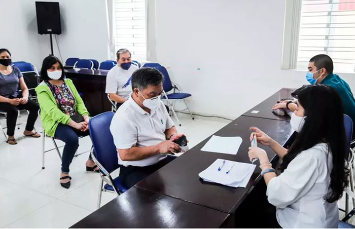 Người dân Hà Nội phấn khởi nhận tiền hỗ trợ từ gói 62.000 tỉ đồng - 1