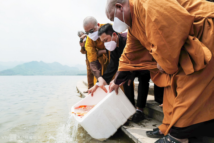 Tăng ni đeo khẩu trang dự lễ Phật đản ở ngôi chùa lớn nhất Việt Nam - 10