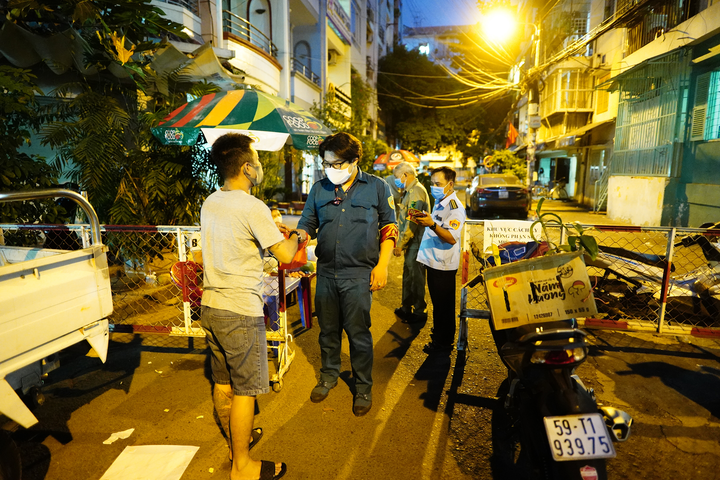 Bên trong chung cư bị phong tỏa do bệnh nhân COVID-19 tái dương tính - 9