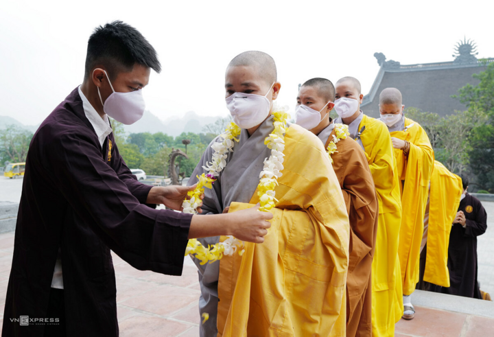 Tăng ni đeo khẩu trang dự lễ Phật đản ở ngôi chùa lớn nhất Việt Nam - 2
