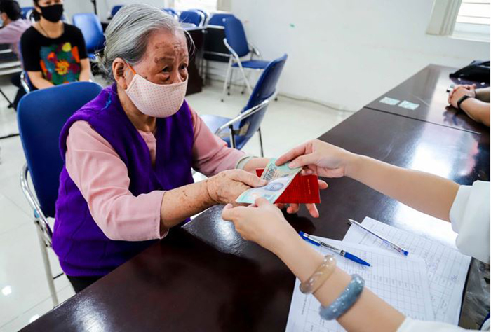 Người dân Hà Nội phấn khởi nhận tiền hỗ trợ từ gói 62.000 tỉ đồng - 2