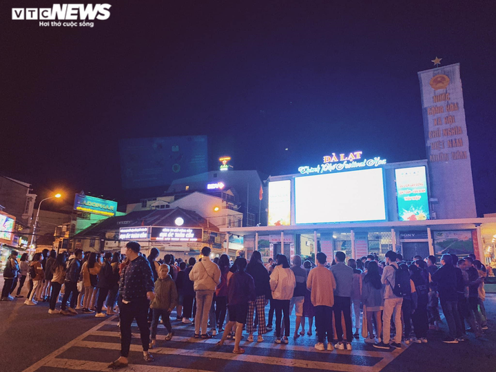 Du khách nườm nượp đổ về phố núi Đà Lạt sau đợt cao điểm phòng dịch COVID-19 - 7