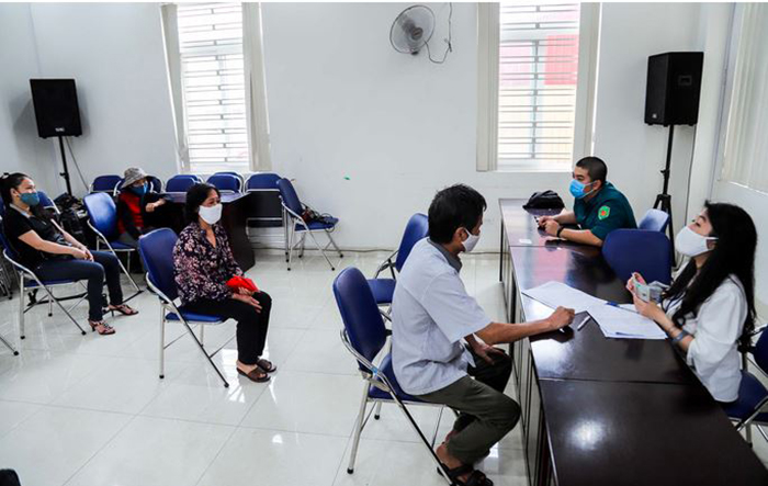 Người dân Hà Nội phấn khởi nhận tiền hỗ trợ từ gói 62.000 tỉ đồng - 3