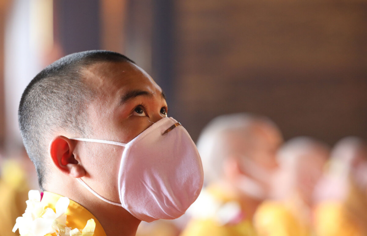 Tăng ni đeo khẩu trang dự lễ Phật đản ở ngôi chùa lớn nhất Việt Nam - 5