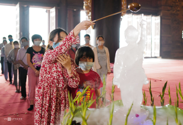 Tăng ni đeo khẩu trang dự lễ Phật đản ở ngôi chùa lớn nhất Việt Nam - 7