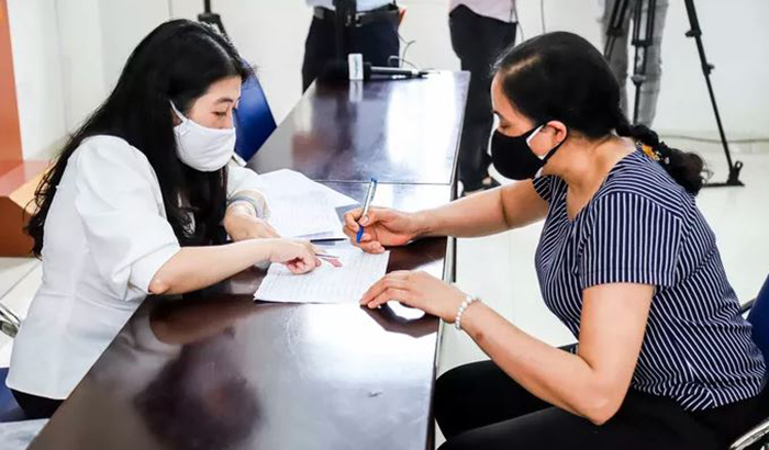 Người dân Hà Nội phấn khởi nhận tiền hỗ trợ từ gói 62.000 tỉ đồng - 6